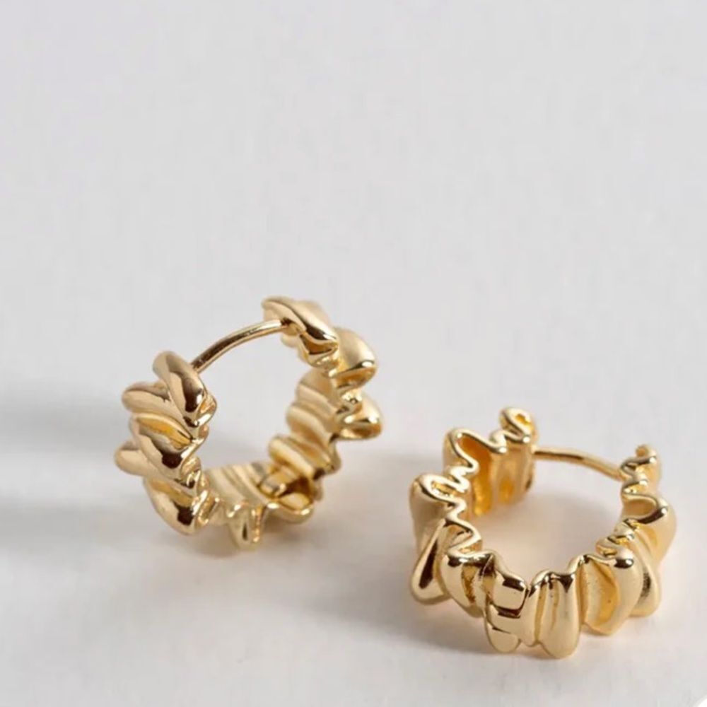 gold hoop earring A153